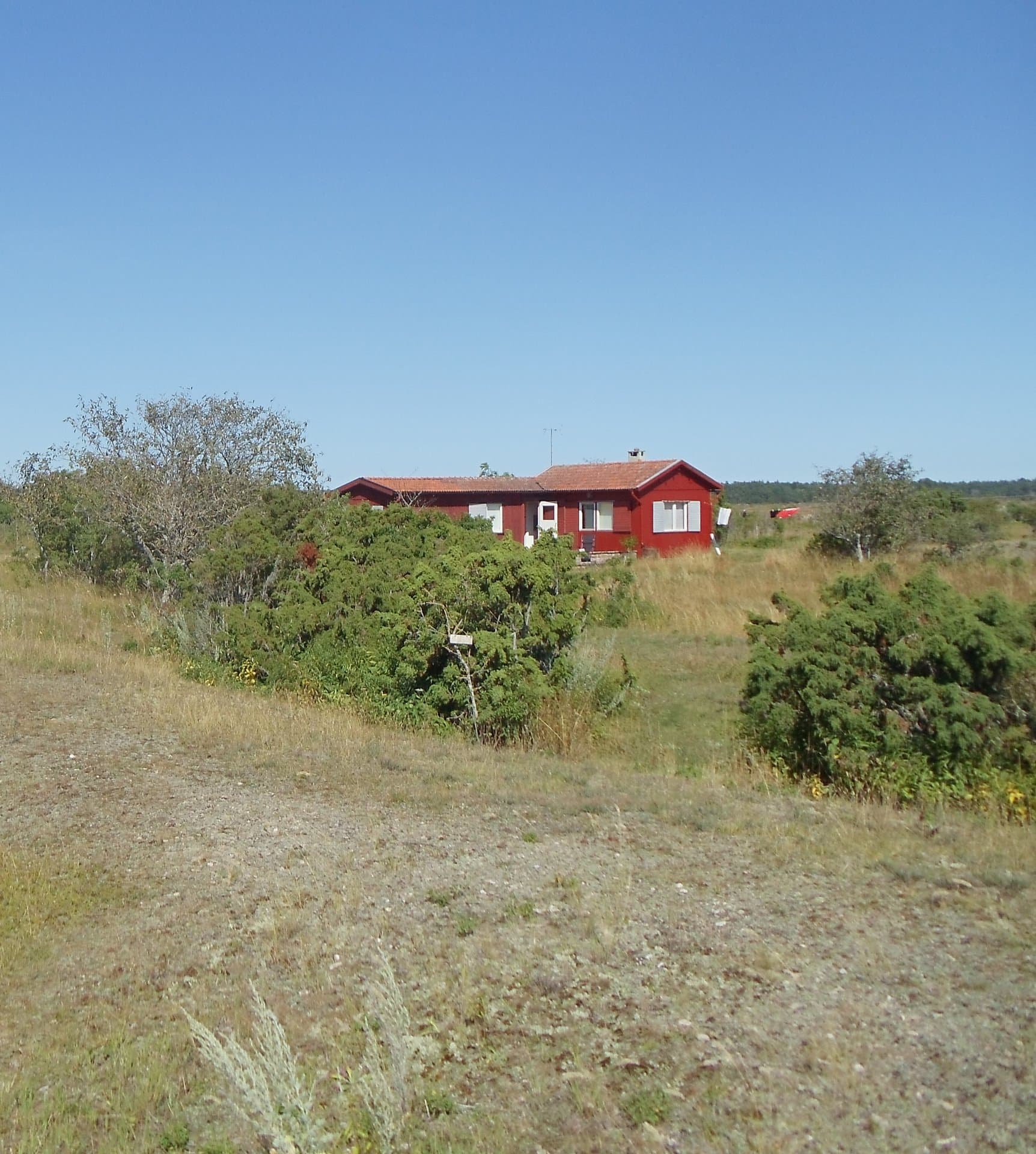 Röda stugan på Öland erbjuder ett fantastiskt läge med havsutsikt över Kalmarsund. Den charmiga stugan från 1955 ligger inbäddad i naturskön miljö längs norra Ölands västkust, bara 80 meter från vattnet.