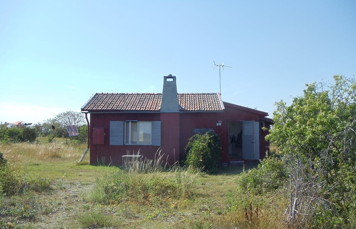Charmig röd stuga från 1955 vid Ölands vackra västkust. Perfekt läge bara 80 meter från Kalmarsund med traditionell arkitektur och lugn naturmiljö. Idealisk för en avkopplande semester nära havet.