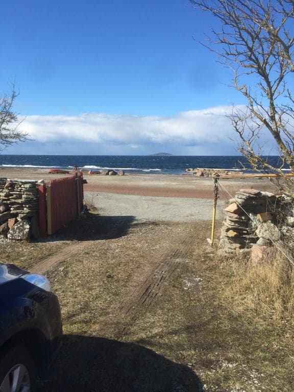 Fantastisk havsutsikt från tomten med direkttillgång till stranden och Kalmarsund. Endast 80 meter till vattnet där du kan njuta av sköna bad och den vackra västkusten på norra Öland.